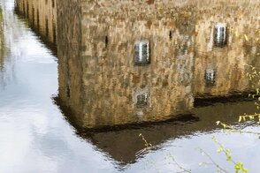 2023-09_Walter_Spiegelung Wasserburg Haus Graven-min